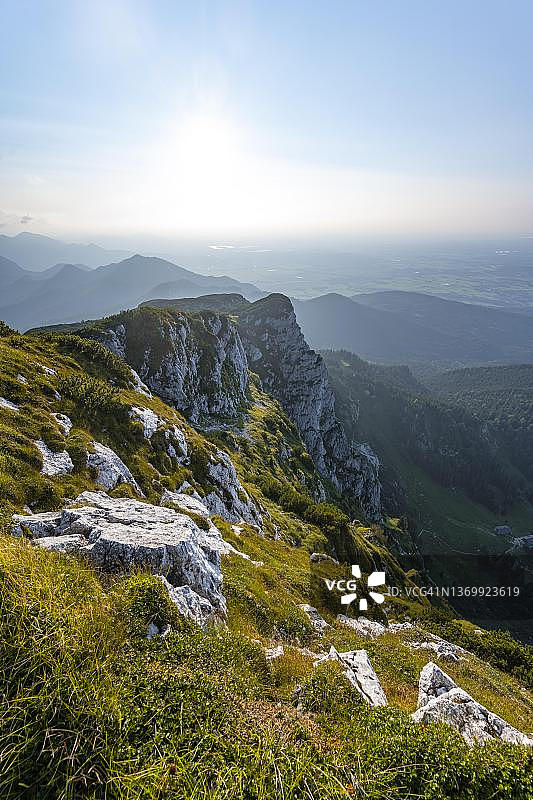 德国巴伐利亚阿尔卑斯山 Benediktenwand 山顶的岩石面图片素材
