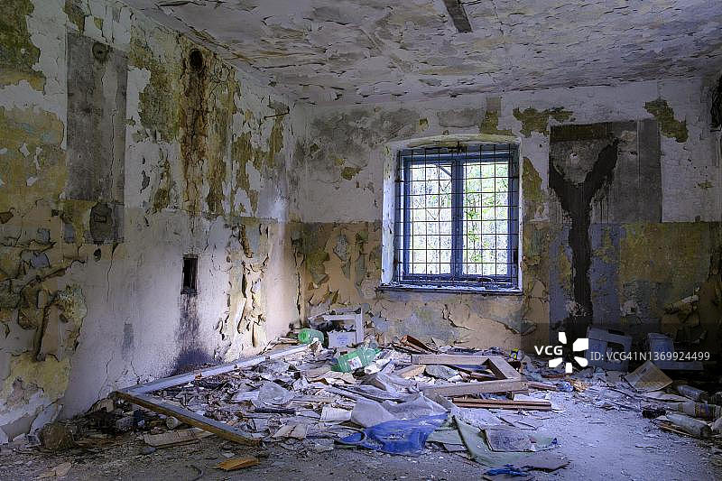 意大利特伦蒂诺-上阿迪杰戈森萨斯附近废弃车站的做旧内饰图片素材