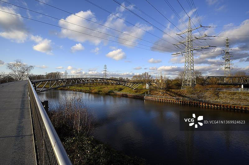 里普索斯特桥，莱茵-黑尔讷运河，连接里普索斯特房屋与埃姆舍公园自行车道的桥梁，奥伯豪森，鲁尔区，北莱茵-威斯特法伦州，德国图片素材