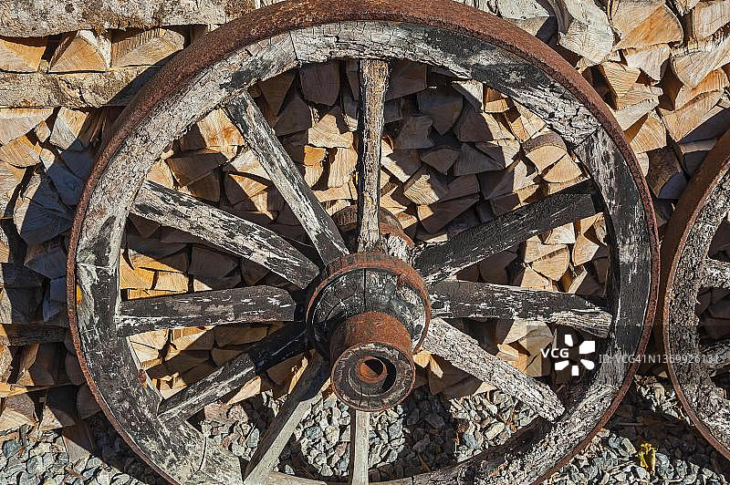 德国巴伐利亚州伦格里斯附近韦格沙伊德的旧生锈的马车轮图片素材