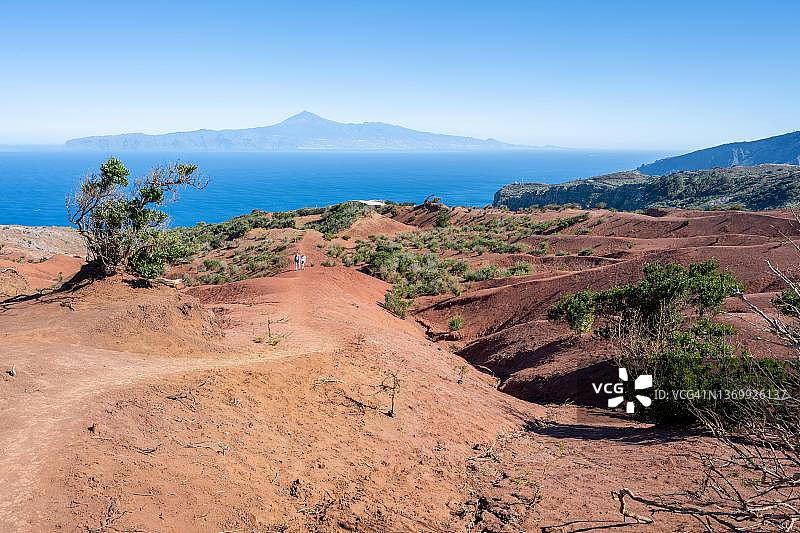 在天空步道 Mirador de Abrante 看到的红色沙漠景观,可欣赏到西班牙戈梅拉岛阿古洛的特内里费岛的景色图片素材