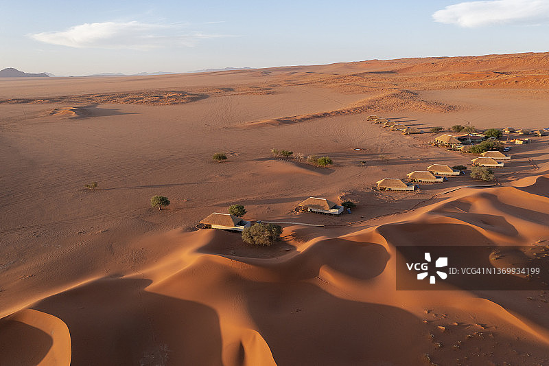 纳米比亚红色沙丘中的奎西沙丘小屋航拍图片素材