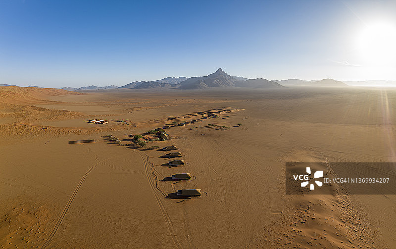 纳米比亚红色沙丘中的奎西沙丘小屋航拍图片素材