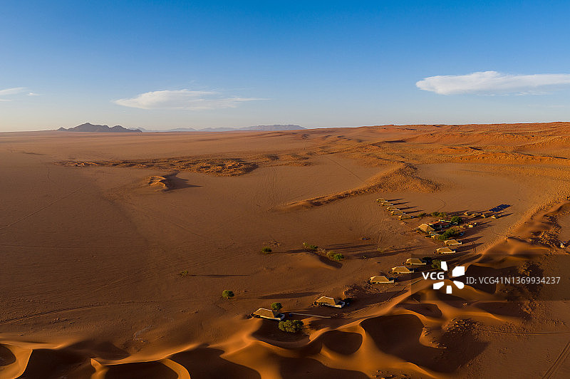 纳米比亚红色沙丘中的奎西沙丘小屋航拍图片素材