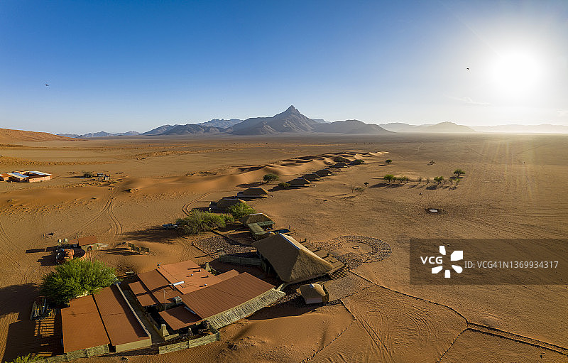 纳米比亚红色沙丘中的奎西沙丘小屋航拍图片素材