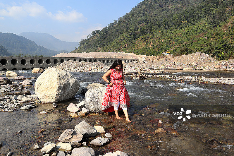 在印度瑞诗凯诗恒河边的年轻印度女子图片素材