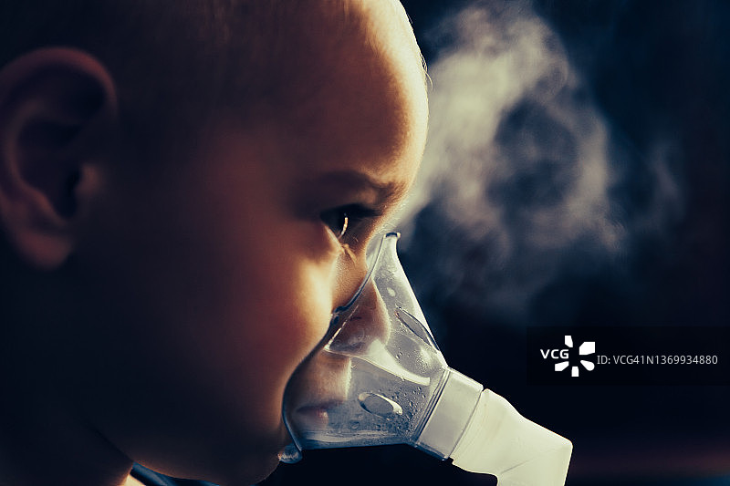 男孩吸气图片素材