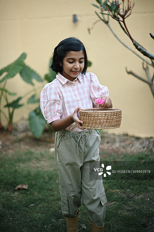 女孩在后院采花图片素材