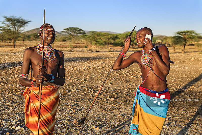 肯尼亚中部：使用手机的桑布鲁部落战士图片素材