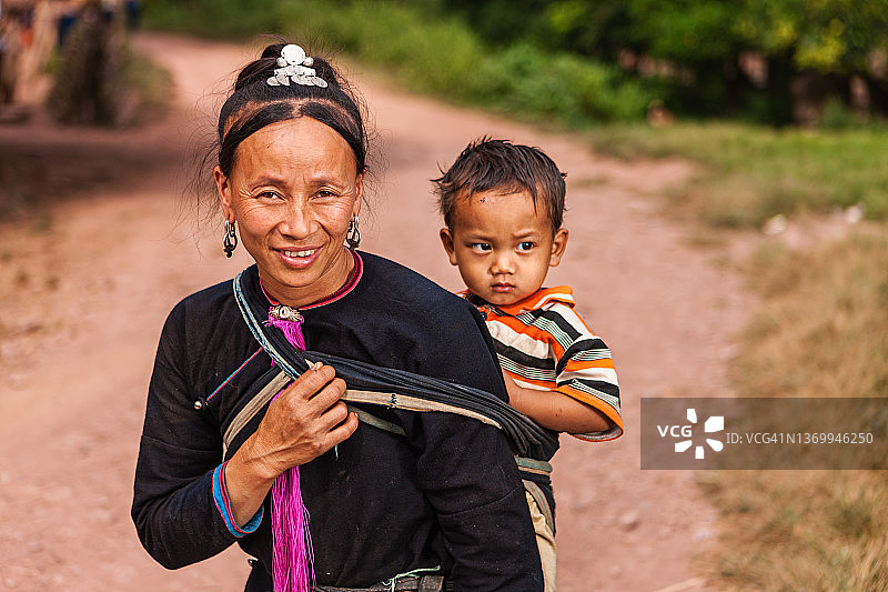 背着婴儿的山区妇女图片素材