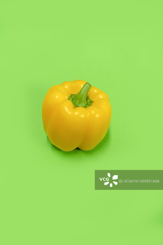 绿色背景上的黄色甜椒图片素材