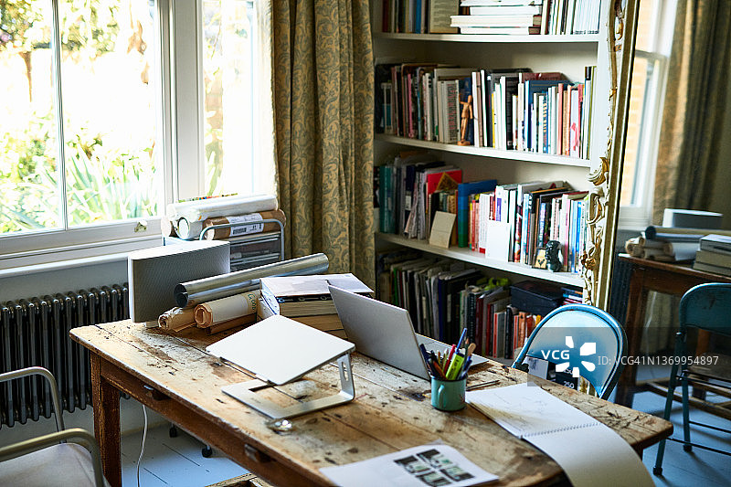 配有笔记本电脑的空旷家庭办公室图片素材