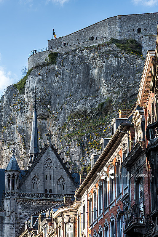 迪南市及其悬崖顶上的城堡图片素材
