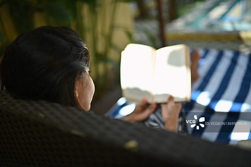 女人游泳后放松读书图片素材