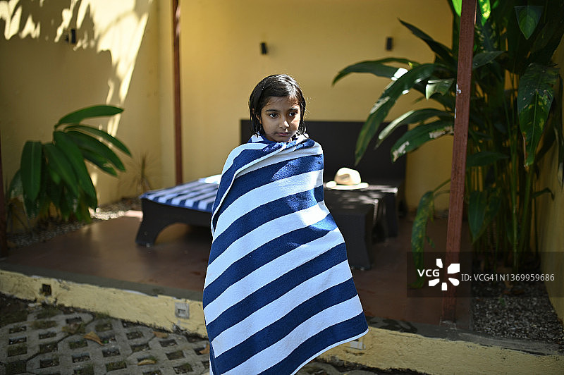 游泳后裹着毛巾的女孩图片素材