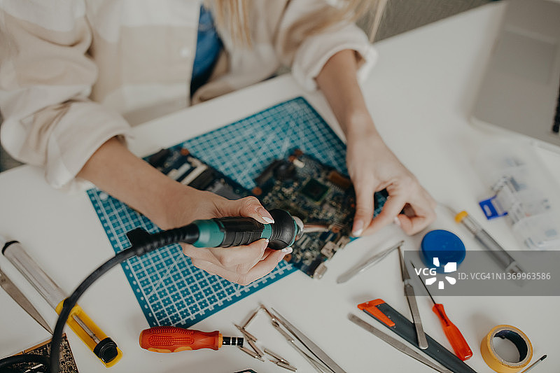 正在修理电气元件的女人图片素材