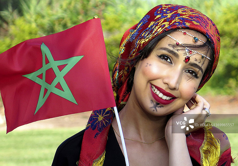 戴着头巾的年轻漂亮的摩洛哥“Amazigh”女子，卡萨布兰卡，摩洛哥图片素材