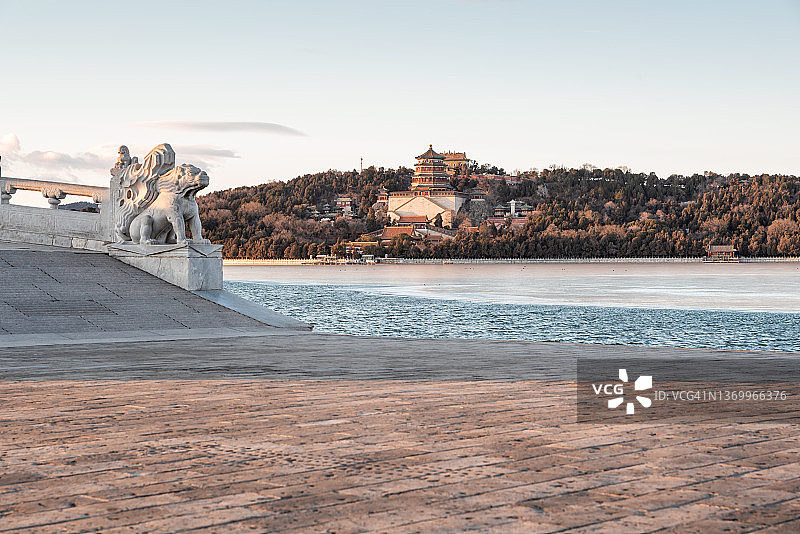 颐和园内空旷的广场和道路图片素材