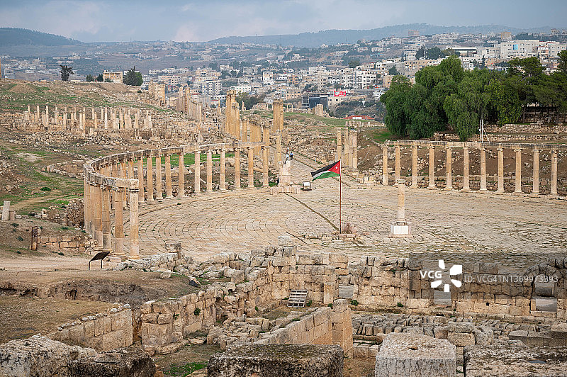 约旦杰拉什罗马遗址的椭圆形广场图片素材