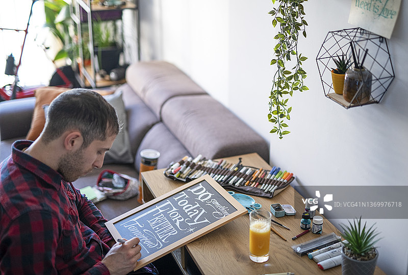 在黑板上书写图片素材