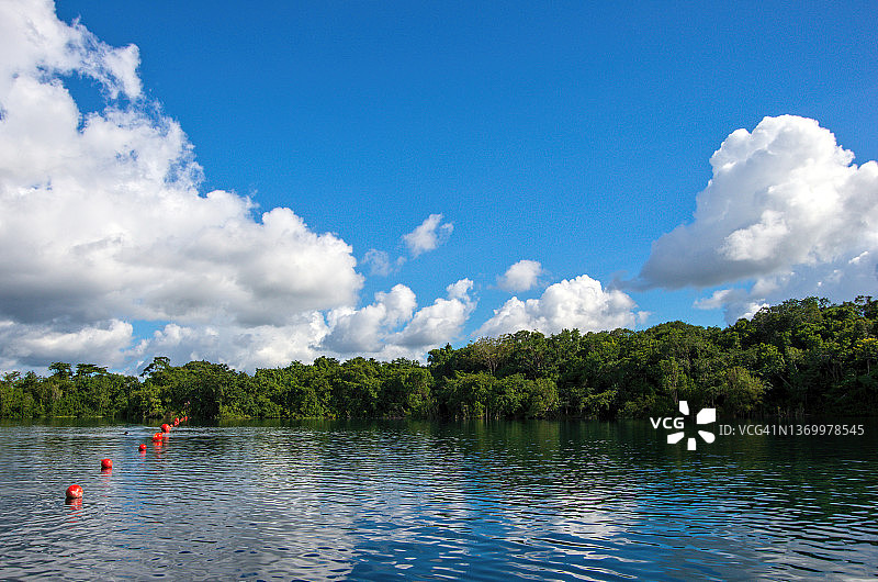 墨西哥金塔纳罗奥州巴卡拉尔蓝色天然井图片素材