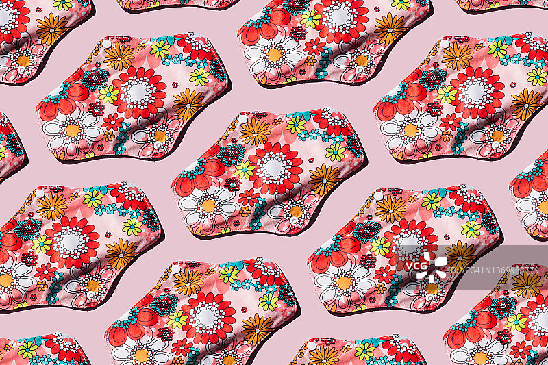 粉色背景上的可重复使用布制月经垫图案图片素材