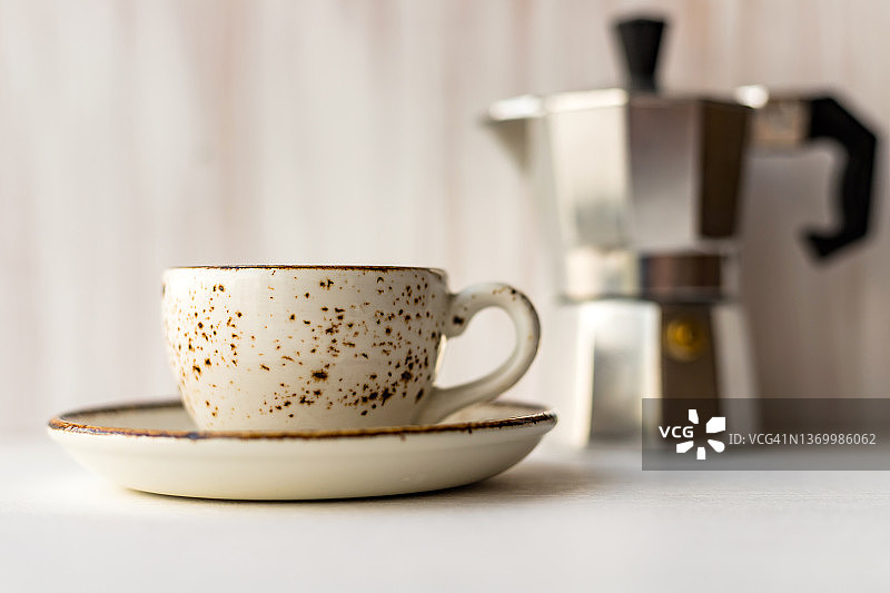 铝制意式摩卡壶与咖啡杯图片素材