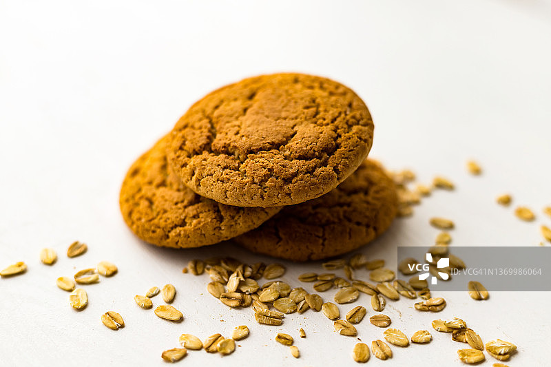 白色桌子上的燕麦饼干和燕麦片图片素材