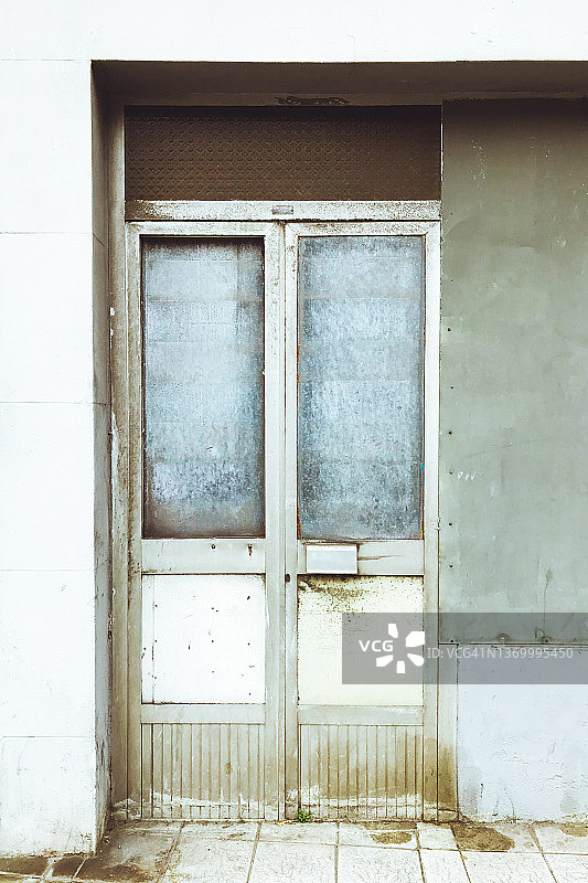 废弃建筑中的金属门图片素材