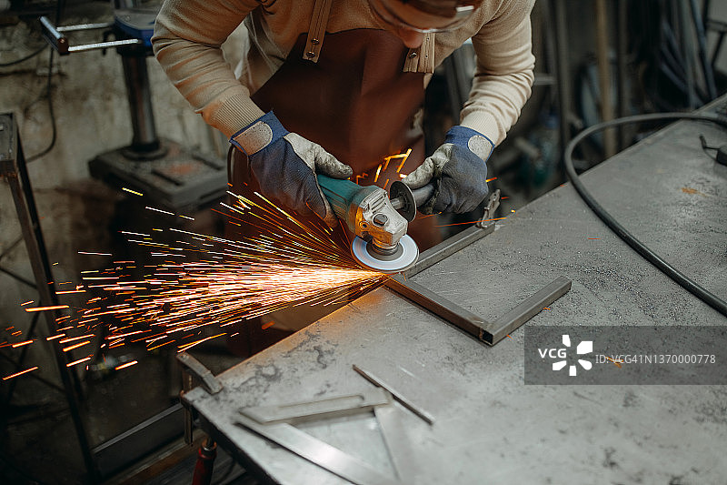 男人在他的工作室里工作图片素材