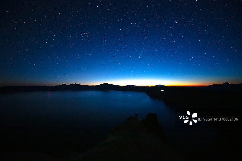 明亮的星星、NEOWISE彗星和耀眼的日落余辉图片素材