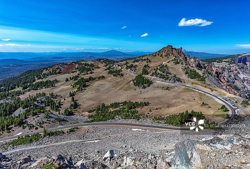 环绕陨石坑的道路图片素材