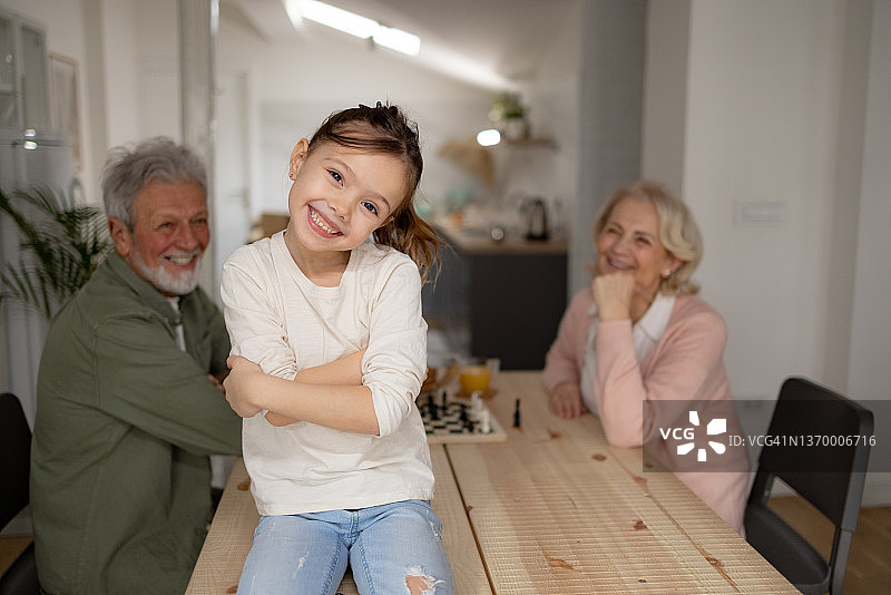 快乐的白人小女孩和她的家人图片素材