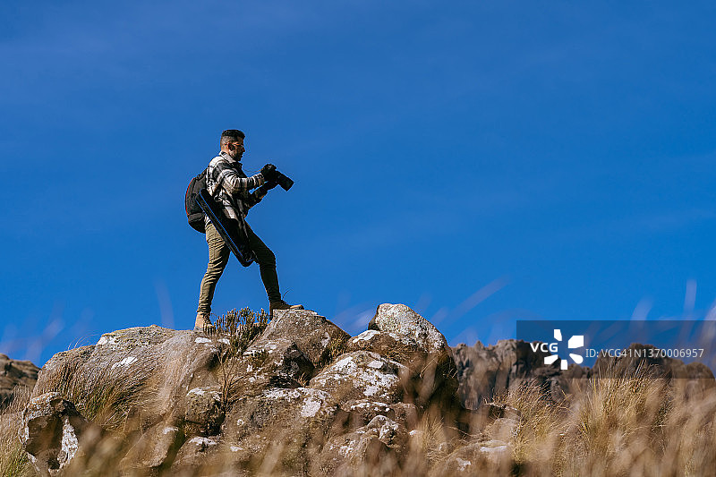 山顶上的探险摄影师图片素材