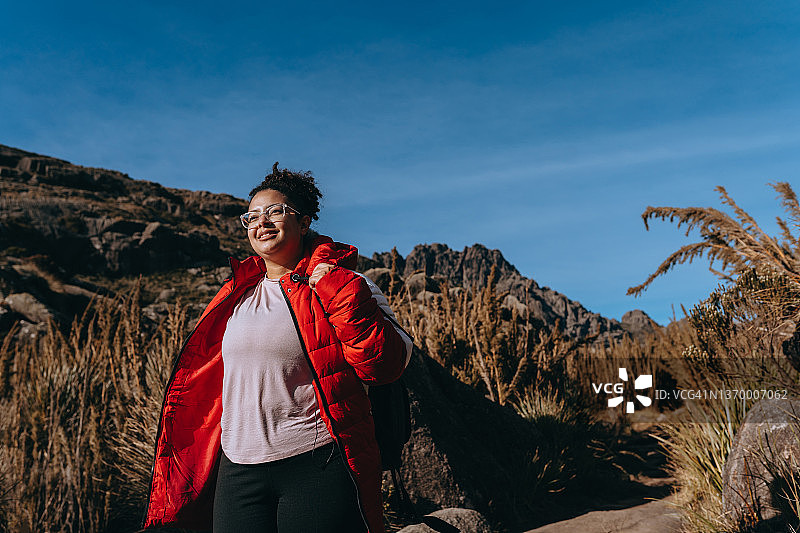 在伊塔蒂亚亚国家公园Agulhas Negras峰小径上的女人图片素材