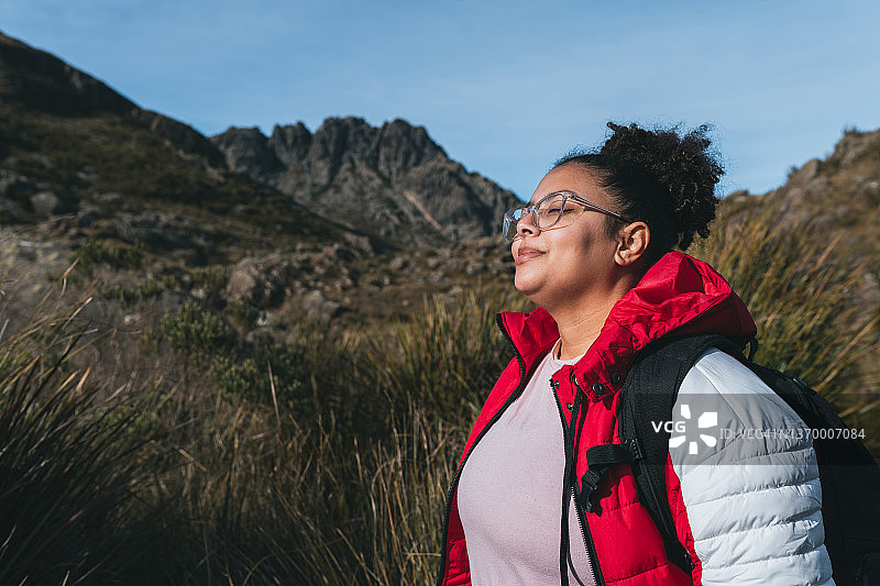 背包客在伊塔蒂亚山脉深呼吸图片素材