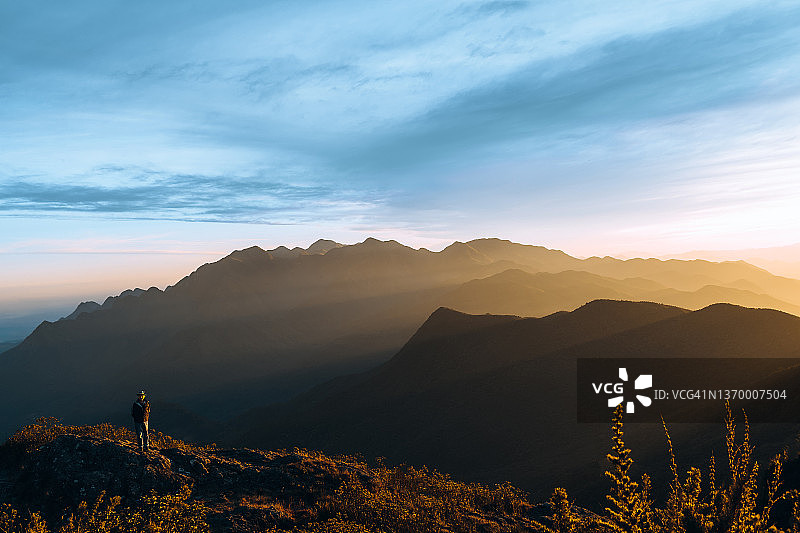 巴西曼蒂凯拉山脉日落时分的男子图片素材