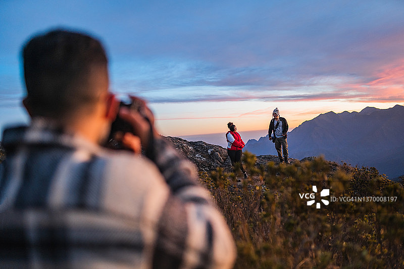 拍摄山顶上的朋友图片素材