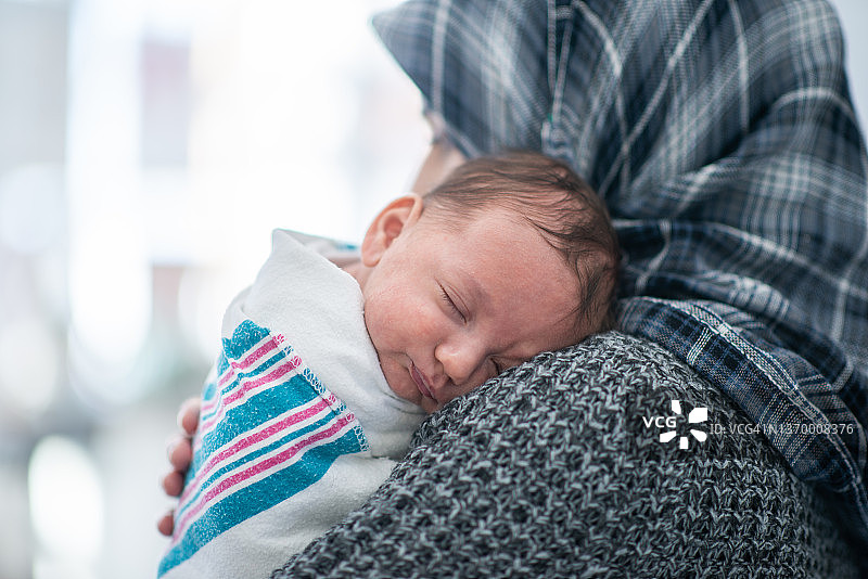 宝宝在肩膀上睡觉图片素材