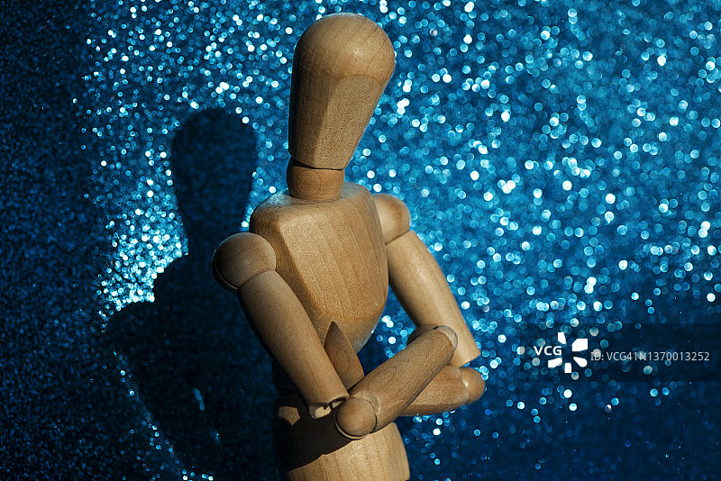 一个自信的、双臂交叉的模特。图片素材