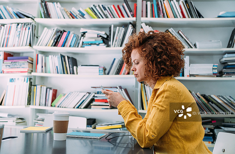 在办公室使用手机的女人图片素材
