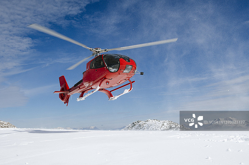 直升机在山区飞行图片素材