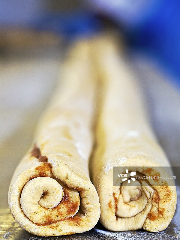 卷好的肉桂面包面团图片素材