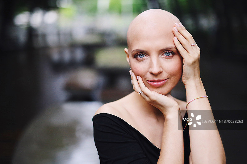 年轻女孩战胜疾病特写肖像图片素材