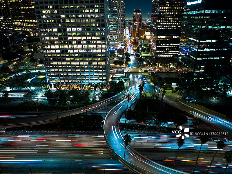 夜晚洛杉矶市中心五街路口110号公路航拍图片素材