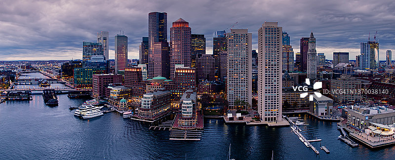 日落时波士顿罗威斯码头和市中心空中全景图片素材