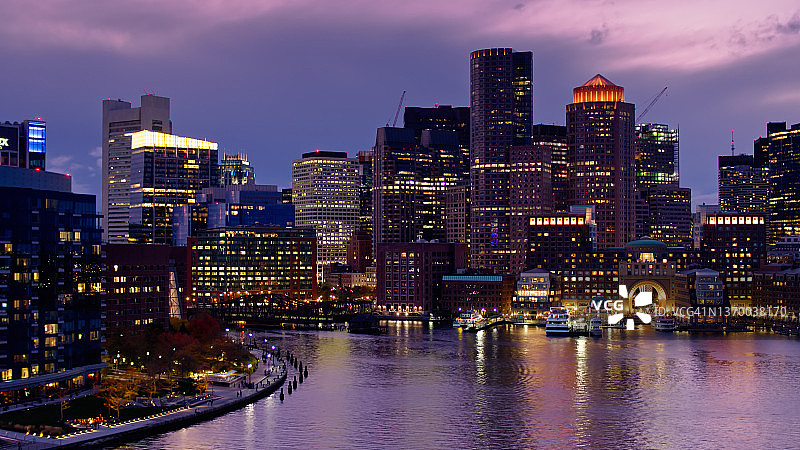 波士顿Fan Pier和Rowes Wharf暮光时分无人机拍摄图片素材