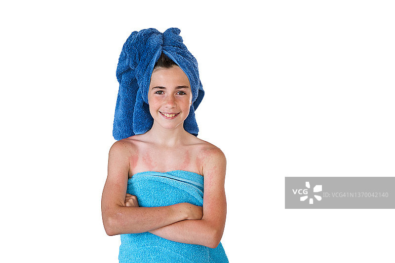 浴后裹着毛巾的美丽女孩在房间里看着镜头，双手交叉图片素材