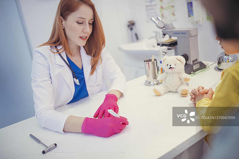 医生为年轻患者开药方图片素材