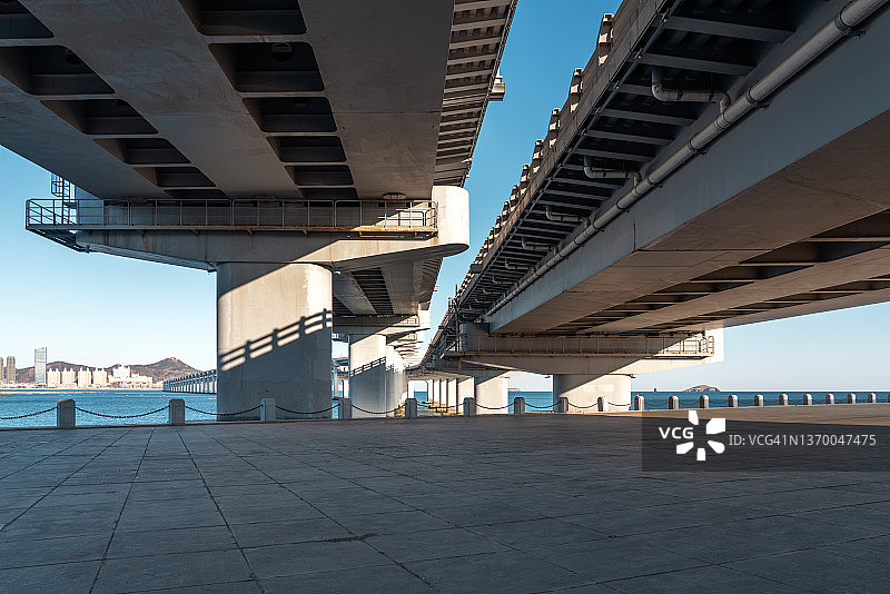 高架桥下的道路图片素材